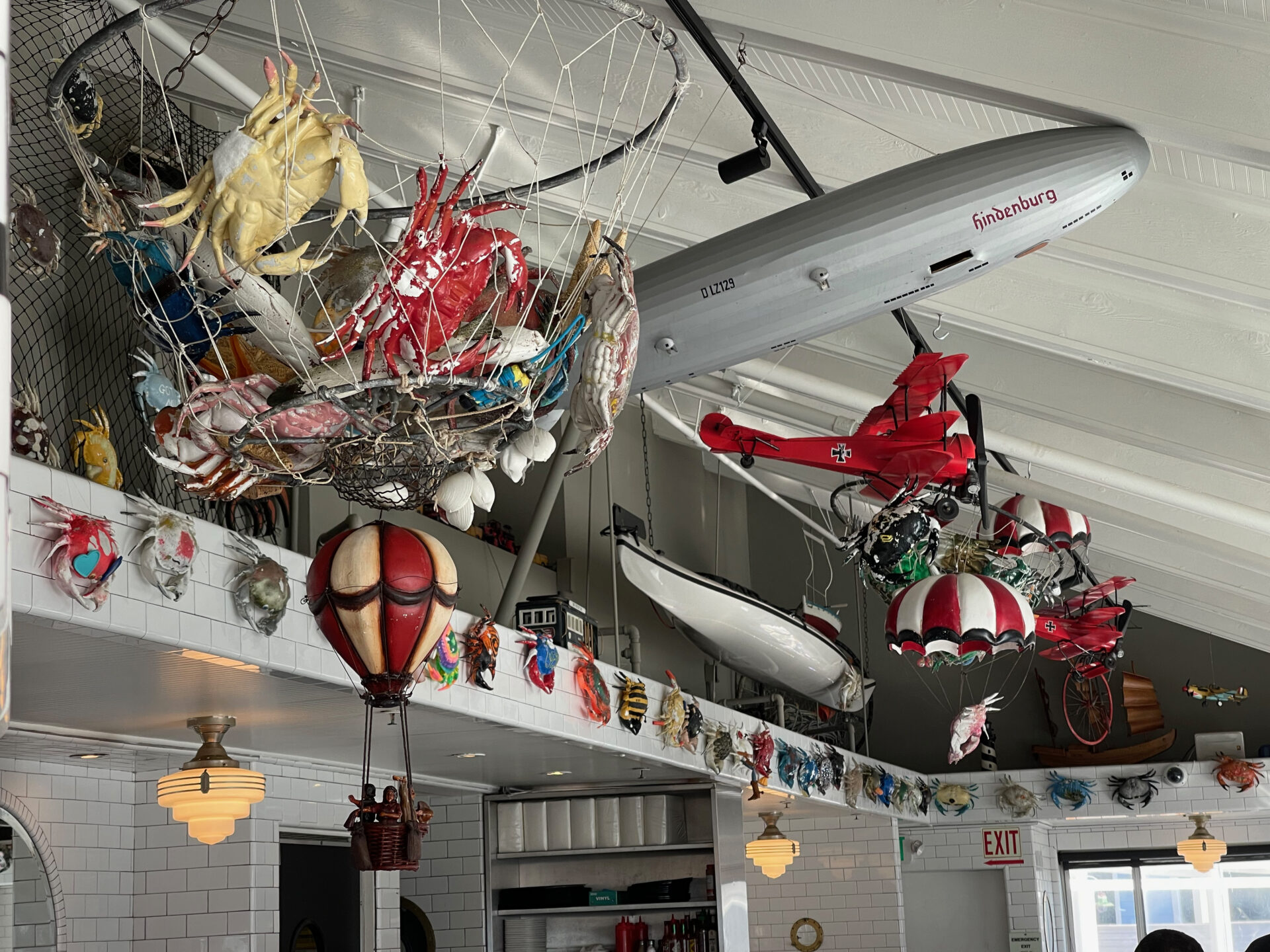 Ceiling designs: net with crabs, planes, and hot air balloons (scaled)